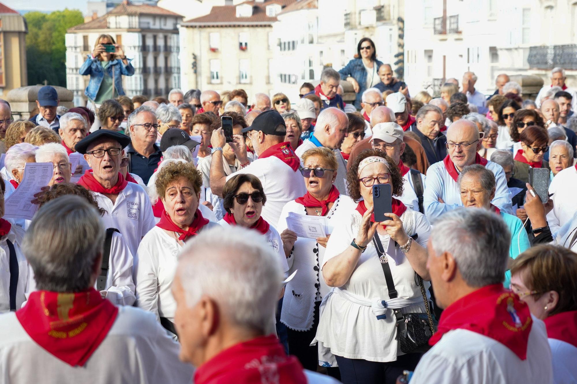 En imágenes: Los auroros despiertan a Vitoria con sus canciones
