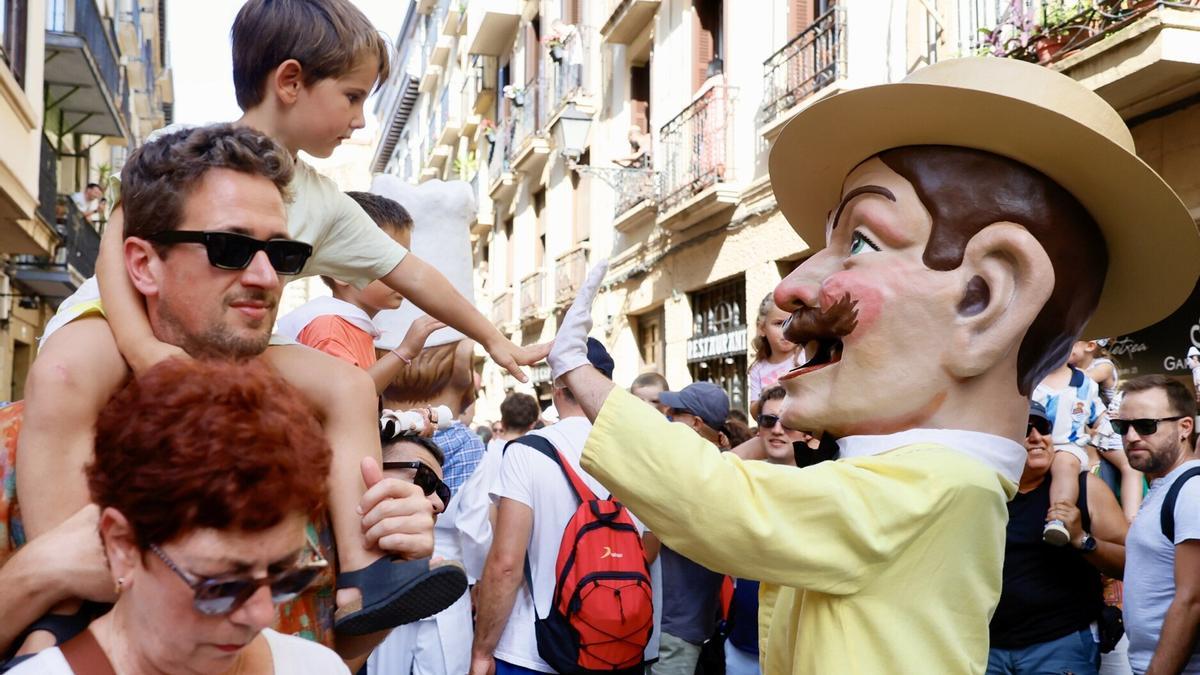 Los cabezudos asustando y divirtiendo a los más pequeños