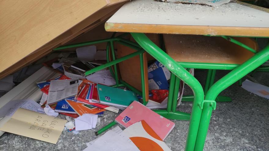 Grave acto vandálico en el Instituto de Igorre: ventanas y persianas rotas, muebles volcados y material escolar  destruido
