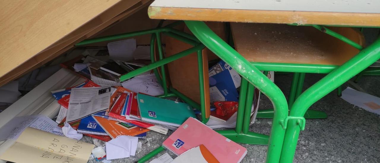 En imágenes: Grave acto vandálico en el Instituto de Igorre: ventanas y persianas rotas, muebles volcados y material escolar  destruido