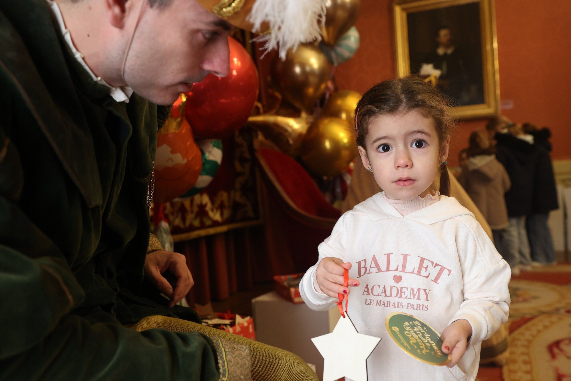 Cientos de jóvenes de Pamplona entregan sus cartas a los pajes de los Reyes Magos