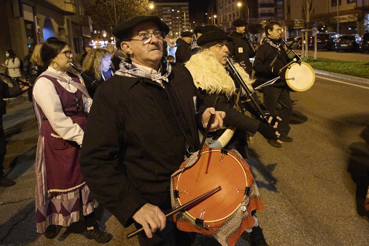 Olentzero y Mari Domingi recogen las últimas cartas en Iturrama