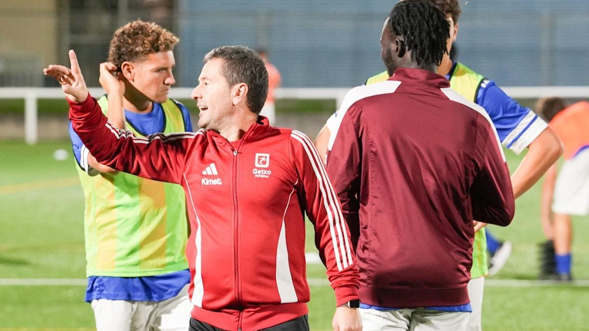 Egoitz Garai da instrucciones a sus jugadores.
