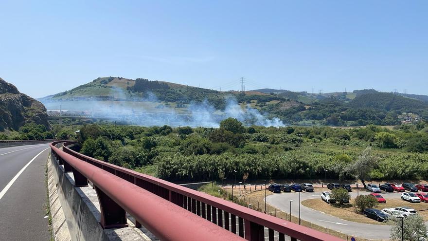 Controlado el incendio cerca de la playa de La Arena en Muskiz