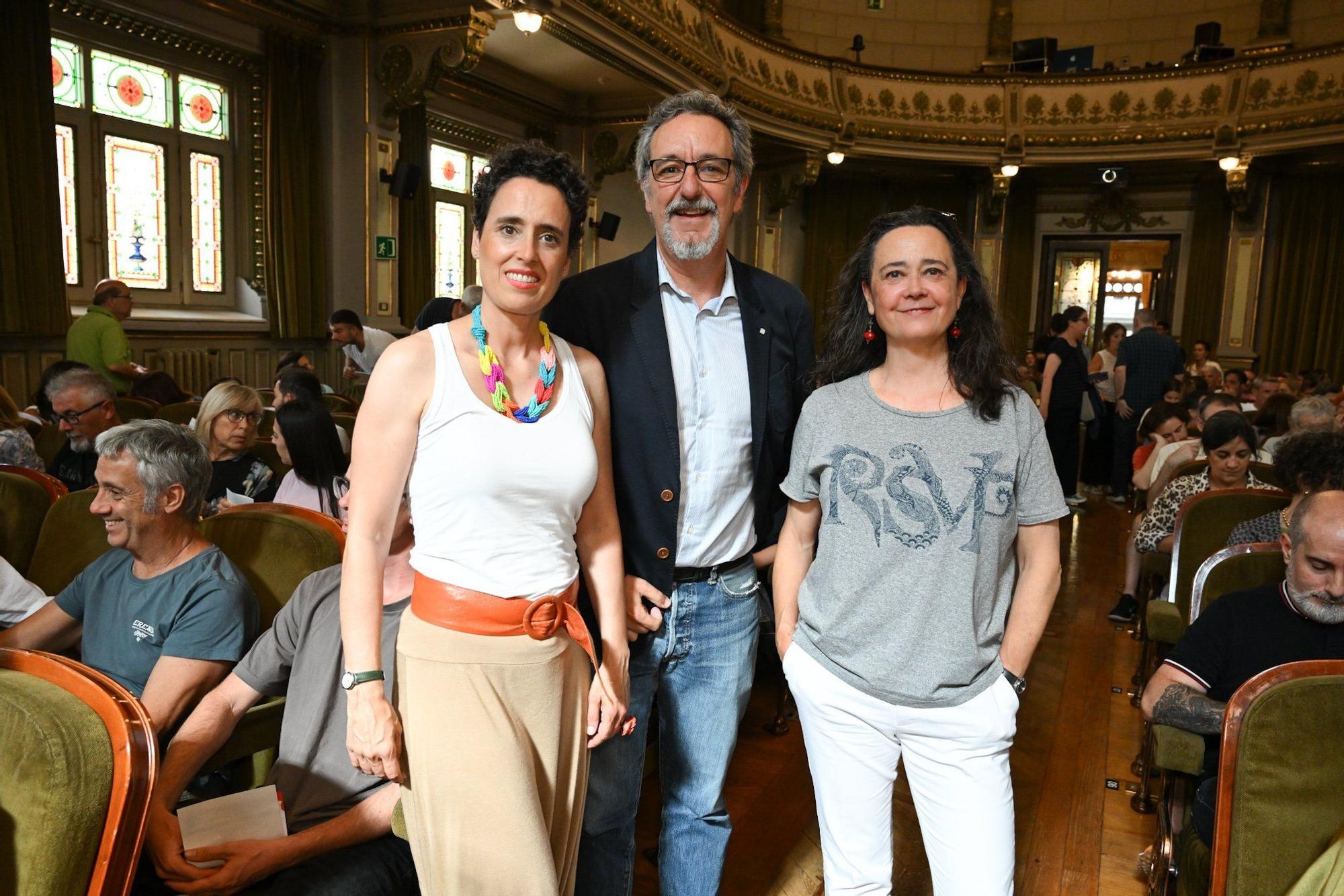Natalia e Inma Vielva y el escritor Alex Oviedo se contaban entre las 272 personas que completaron ayer el aforo de Bidebarrieta Kulturgunea.