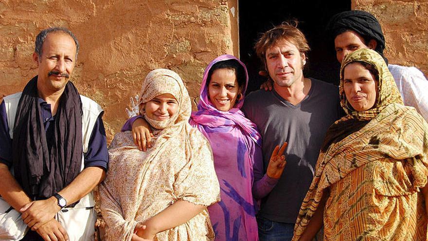 El actor Javier Bardem, a la puerta de una jaima en el campo de refugiados saharauis de Dajla, junto a varios miembros de la familia que le acogió.