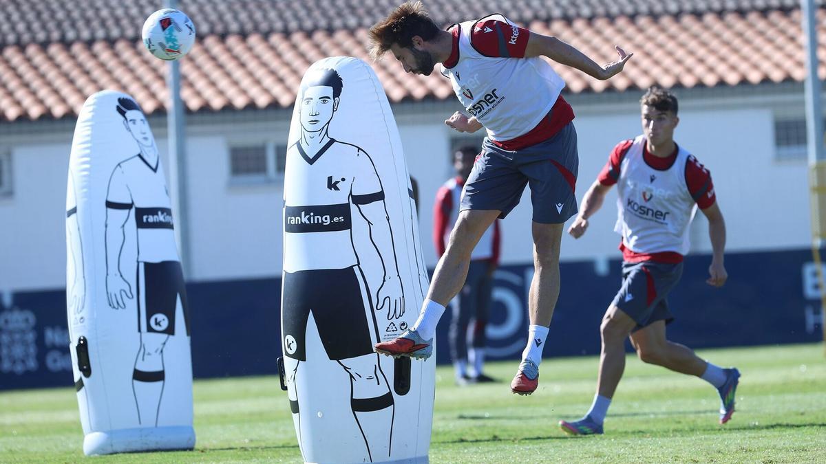 Remate de cabeza de Moncayola en Tajonar durante el entrenamiento de Osasuna de este miércoles.