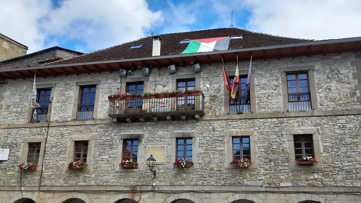 Bandera de Palestina en el Ayuntamiento de Isaba.