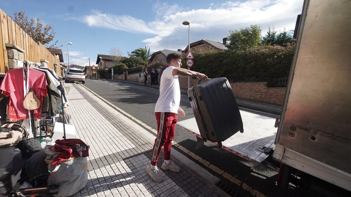 Mehdi Salah, una de las once personas desahuciadas que tuvo que hacer las maletas el miércoles pasado en el número 22 de la calle Aldapa del barrio donostiarra de Egia.