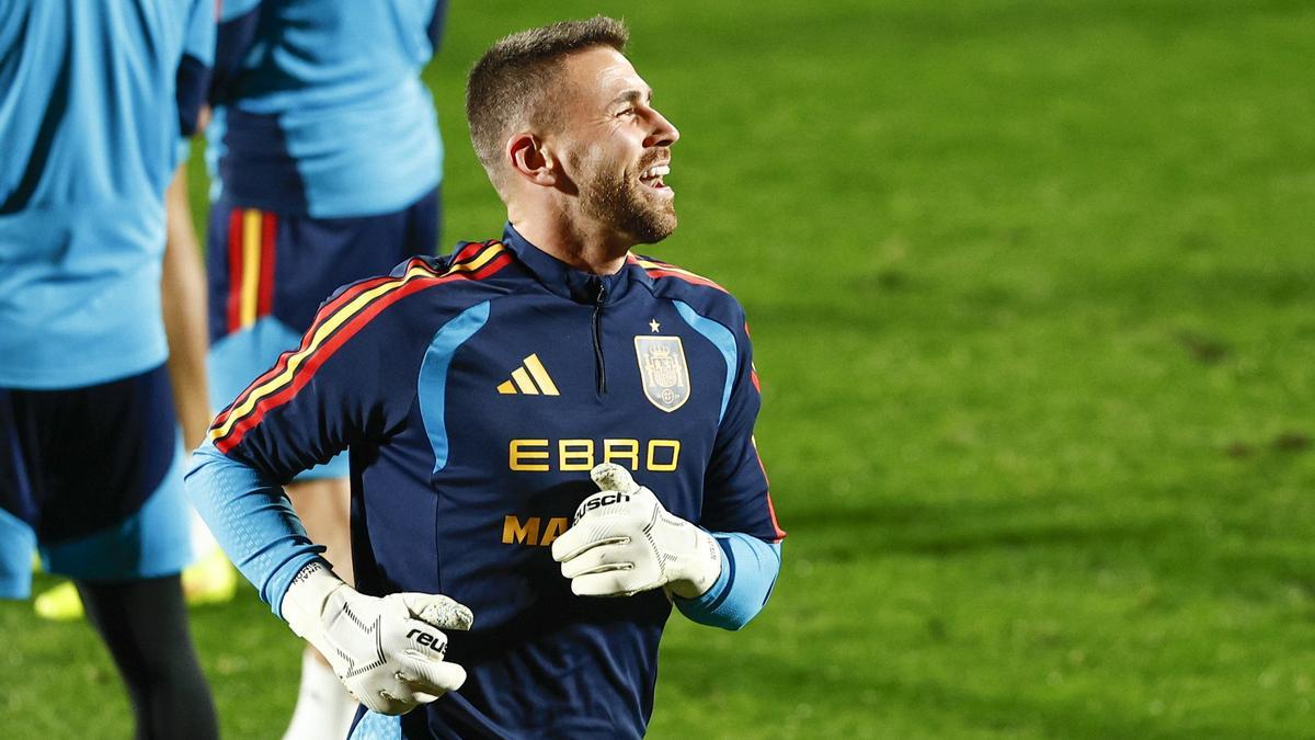 Unai Simón, en un entrenamiento con la selección española, que se mide hoy a Georgia en Tiflis.