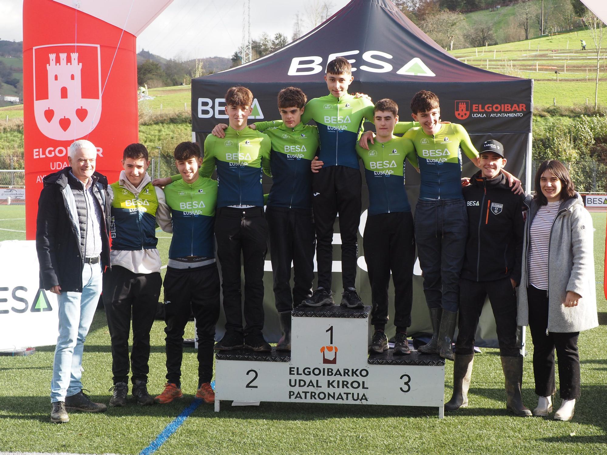 El barro se sumó al espectáculo de ciclocross en Elgoibar