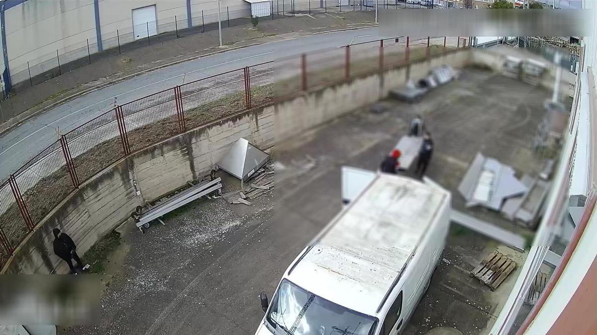 Imagen de los presuntos ladrones de Barakaldo robando en una empresa de La Rioja