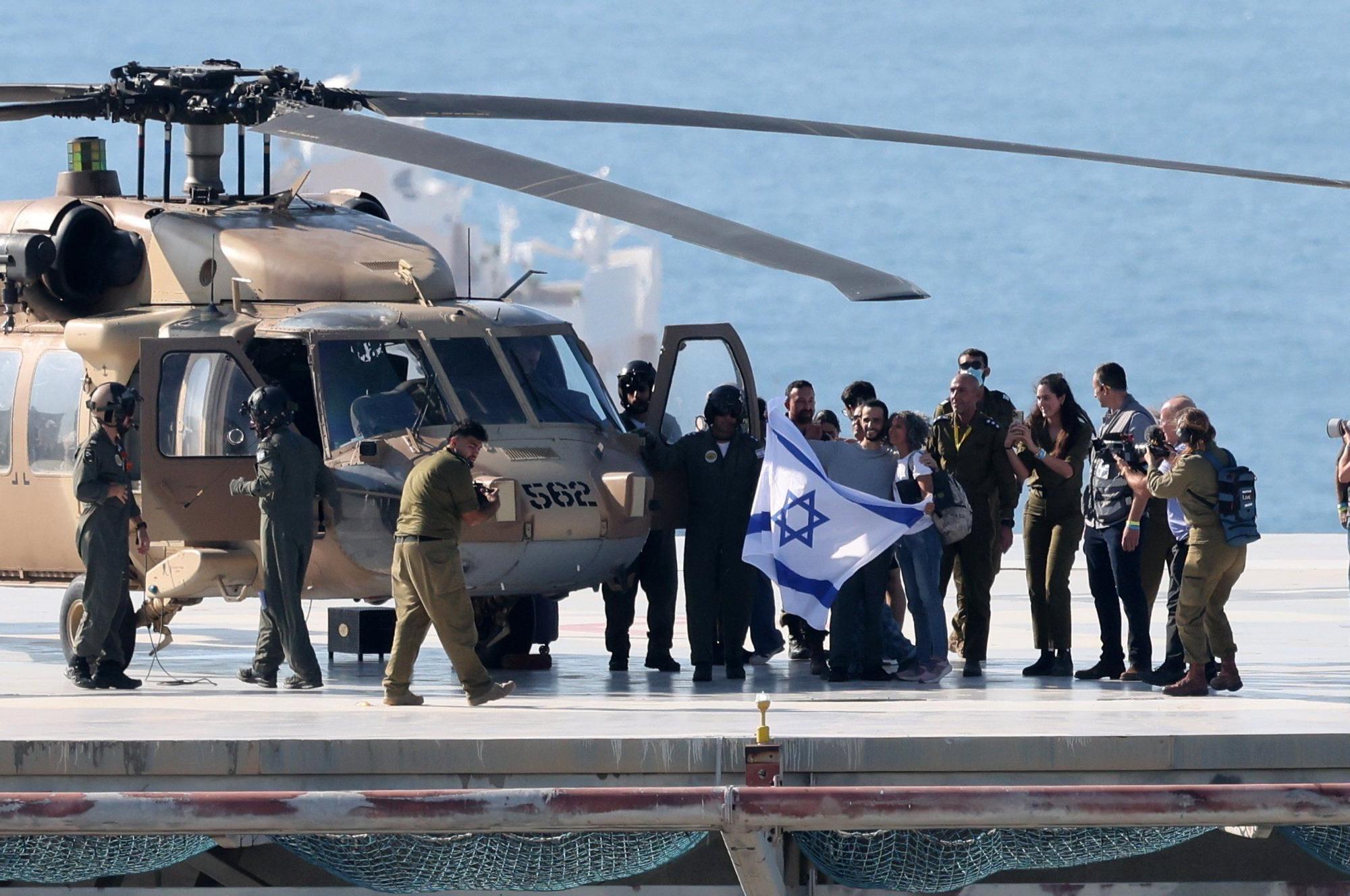 En imágenes | Los familiares de los rehenes israelíes celebran su liberación
