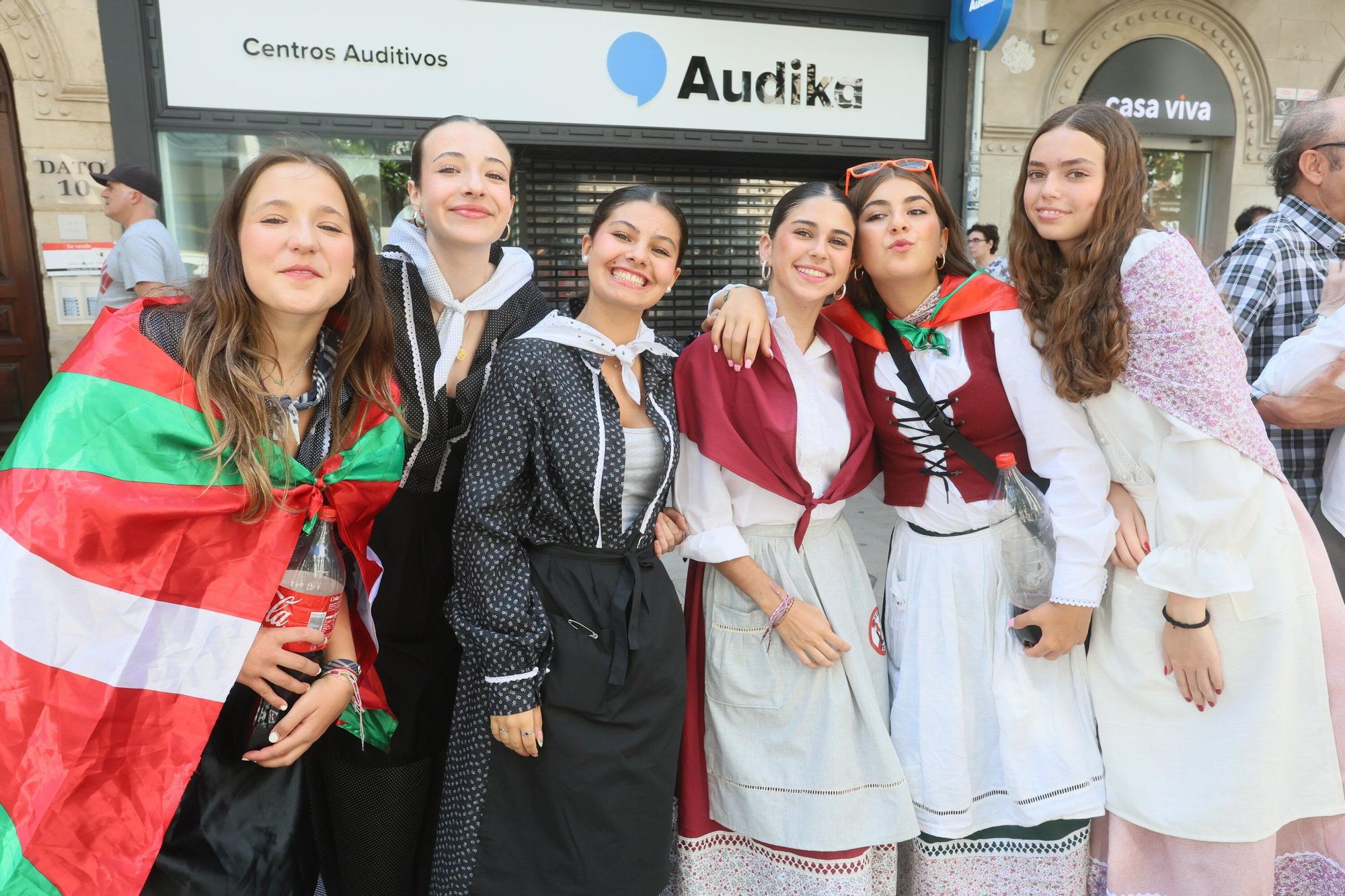En imágenes: Blusas y neskas desfilan en una kalejira por Santiago