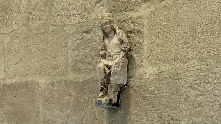 Una escultura de 600 años de la Virgen María vuelve a la luz en Getaria
