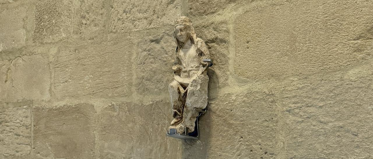 Una escultura de 600 años de la Virgen María vuelve a la luz en Getaria