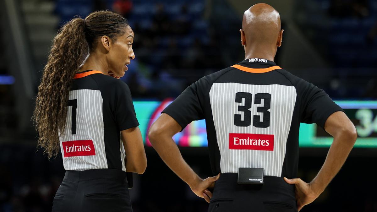Un partido de la WNBA interrumpido por el lanzamiento de &#039;dildos&#039;.
