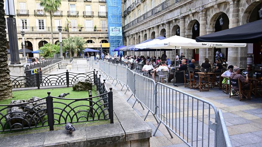 Bilbao blinda la Plaza Nueva por problemas en el parking subterráneo