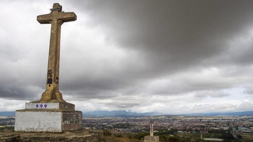 Aspecto actual de la cruz de Olarizu, en cuya base figuran los nombres de los sacerdotes franquistas homenajeados por el régimen, con Vitoria al fondo.