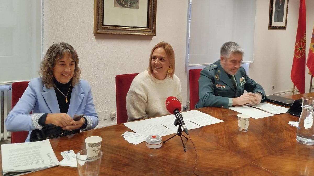 La delegada del Gobierno en Navarra, Alicia Echeverría; la jefa provincial de Tráfico, Belén Santamaría; y el teniente coronel jefe del sector de Tráfico de la Guardia Civil de Navarra, Agustín Aznárez.