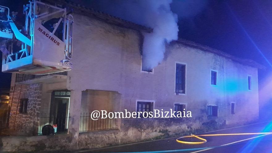 Fallece una mujer en el incendio de un caserío en Busturia