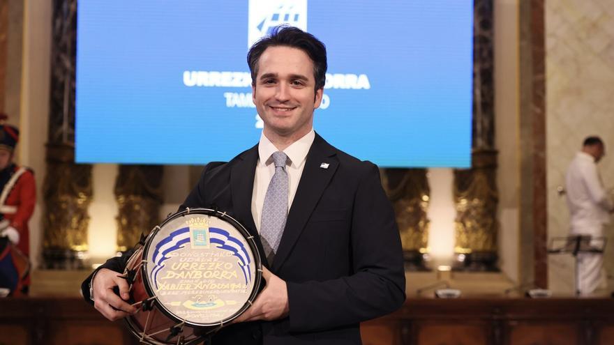 El tenor Xabier Anduaga recibe el Tambor de Oro en un acto emotivo