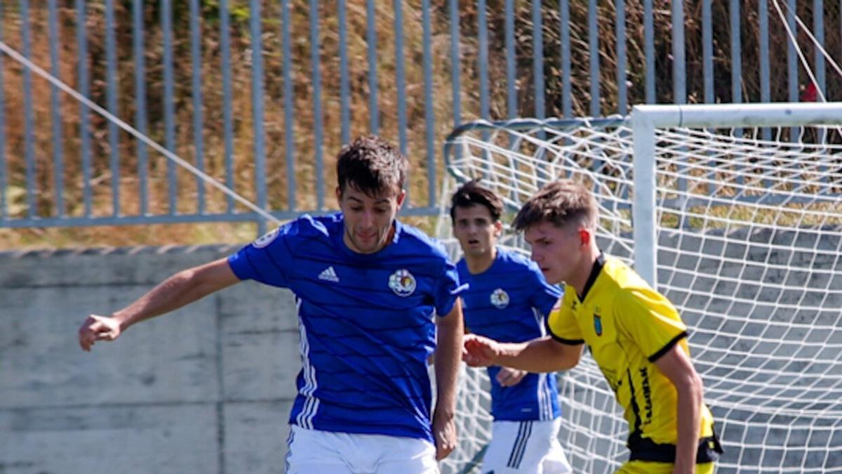 Jugador de la Txantrea, en un partido contra el Lagunak.