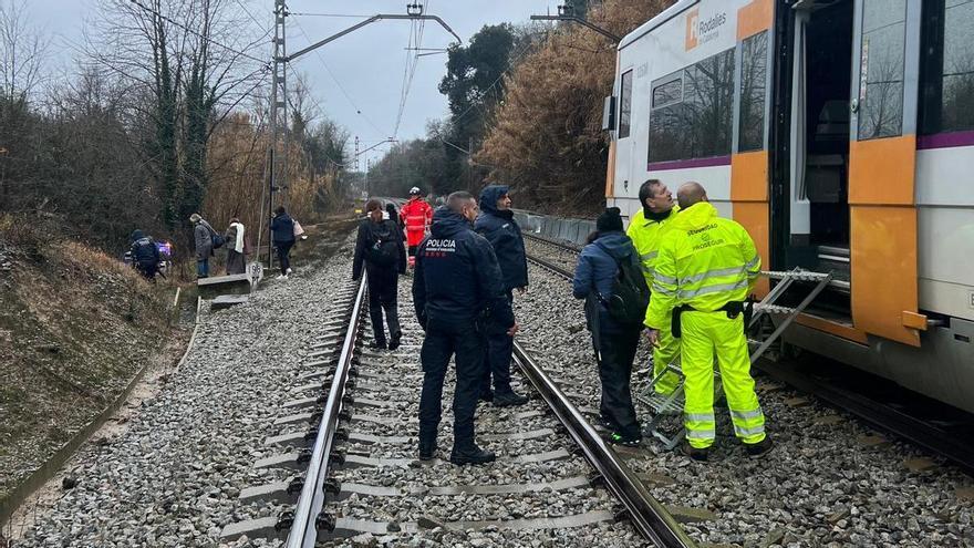 Evacúan a 30 personas de un tren por un árbol caído sobre las vías en Girona a causa del temporal