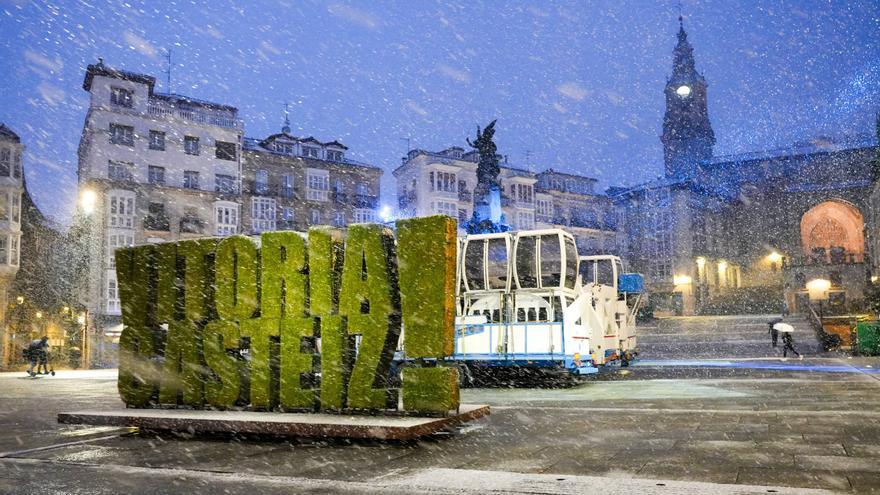 La primera nevada del otoño no cuaja en Vitoria