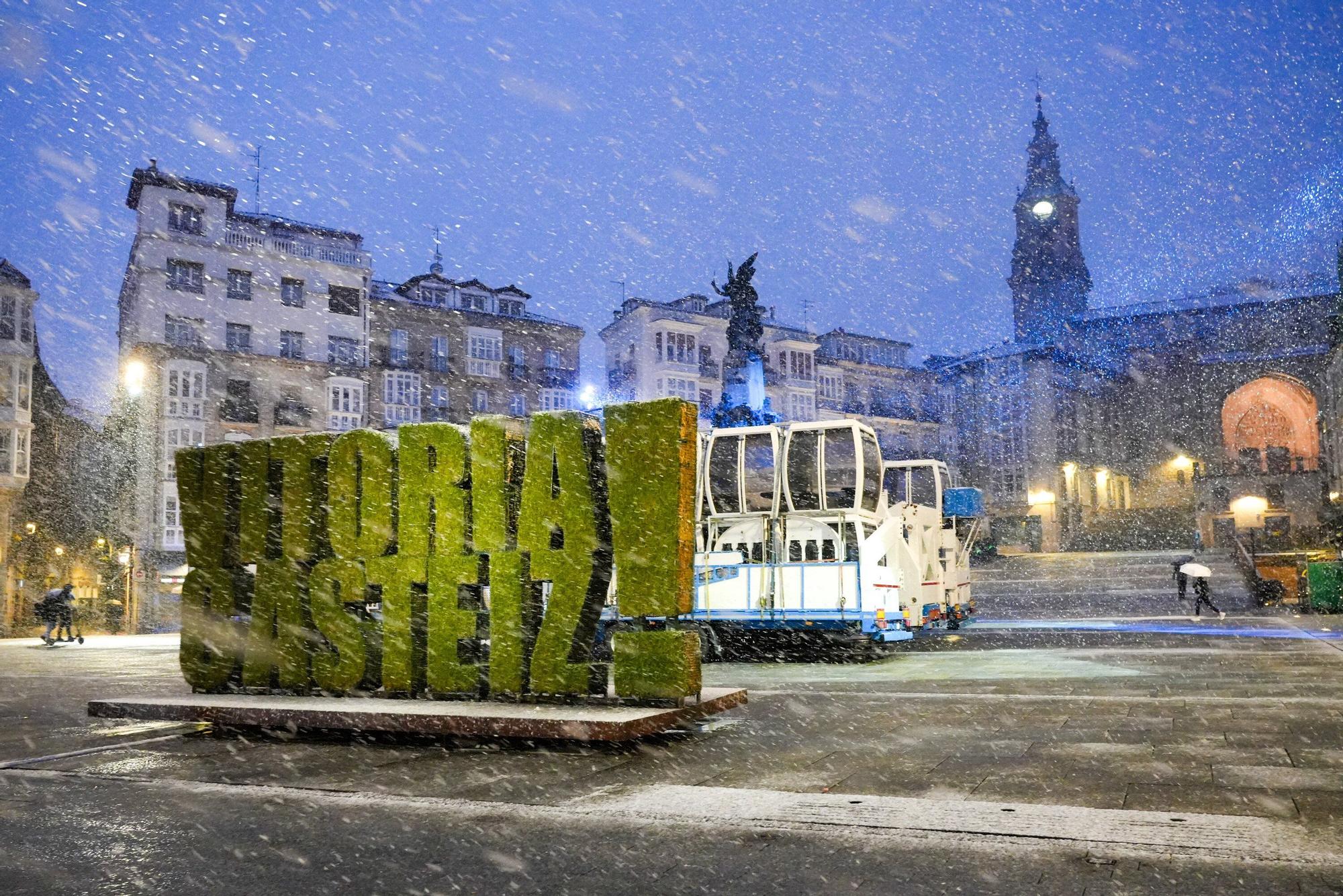 La primera nevada del otoño no cuaja en Vitoria