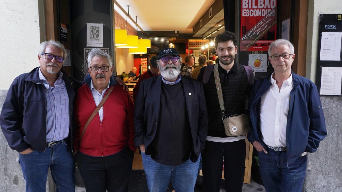José Mari Barasorda, Josu Mendizabal; el escritor, Tintxu Canaval, Iker Zarrabeitia y Txema Soria.