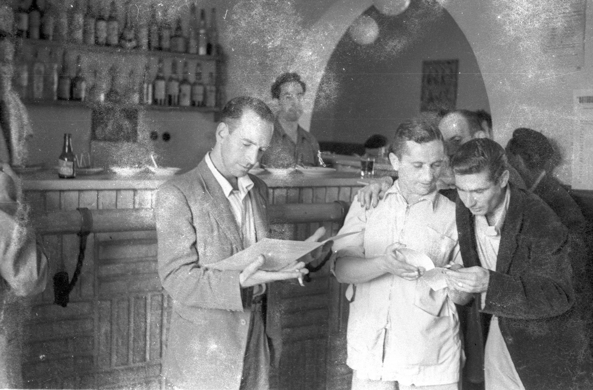 Viendo los títulos de propiedad en el bar del Félix, actual Armonía Txantreana, el 18 de julio de 1954.