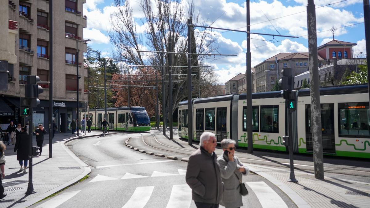 Peatones en el entorno de la plaza Lovaina, atravesada por el tranvía