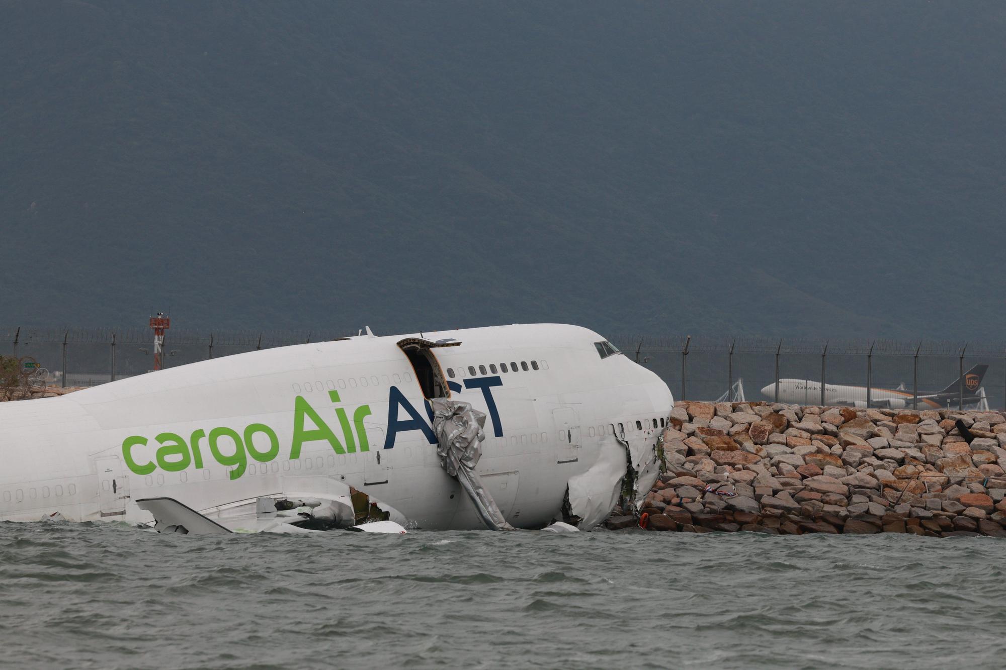 En imágenes: Un Boeing 747-481 de carga pierde el control y cae al mar al aterrizar en Hong Kong