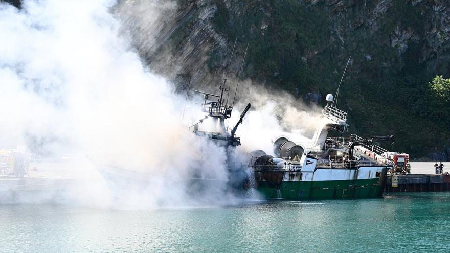 Un barco pesquero se incendia mientras estaba atracado en el muelle de Orio
