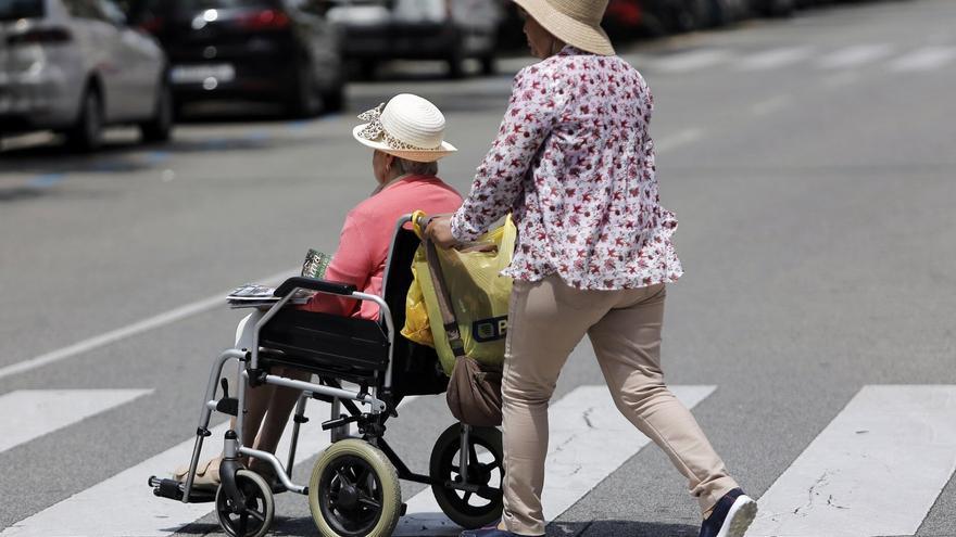 El 77% de las personas cuidadoras a dependientes es mujer y solo el 2% tiene formación para ello en Pamplona