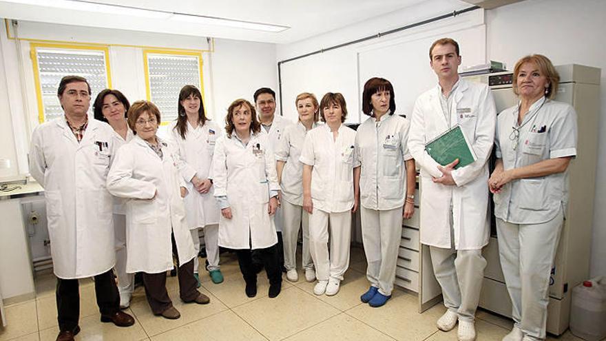 La jefa del Servicio de Microbiología Clínica, Carmen Ezpeleta (5i), posa con su equipo: José Javier García, Carmen Fernández, Mª Cruz Manzanares, Elena Fernández, Igberto Tordoya, Inma Ripa, Mª José Oronoz, Mª Jose Goñi, Mikel Navarro y Mª Eugenia López.