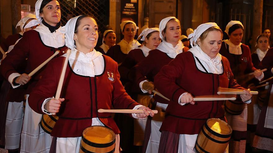 La alegría desborda Donostia con las tamborradas de la madrugada