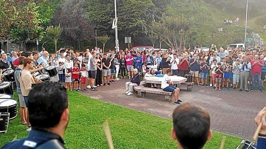 La compañia Olearso, ayer, celebrando su primer ensayo de cara al próximo 8 de septiembre, en los jardínes de Javier Ugarte.