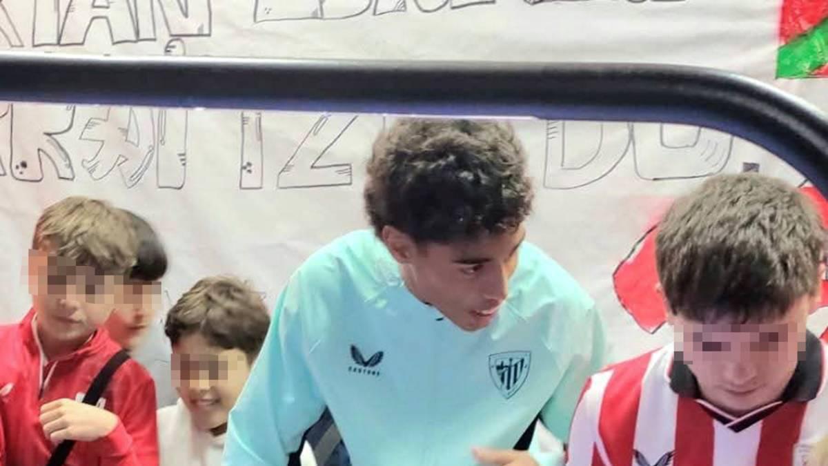 Selton juega al futbolín en el barrio basauritarra de San Miguel.