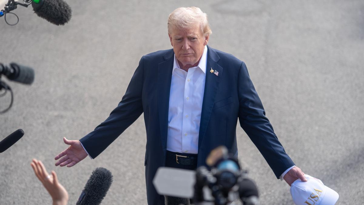 El presidente estadounidense, Donald Trump, atiende a la prensa en la Casa Blanca.