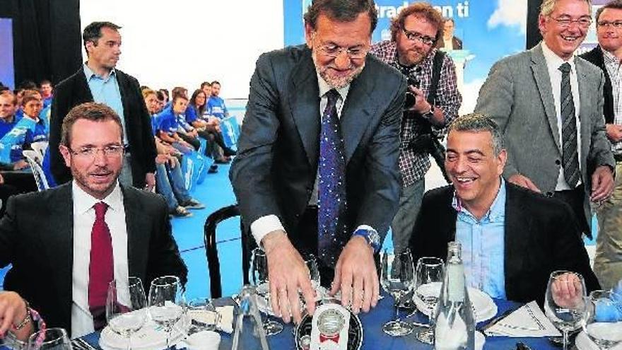 Mariano Rajoy, flanqueado por el alcalde de Gasteiz, Javier Maroto, y por el diputado general de Araba, Javier de Andrés.