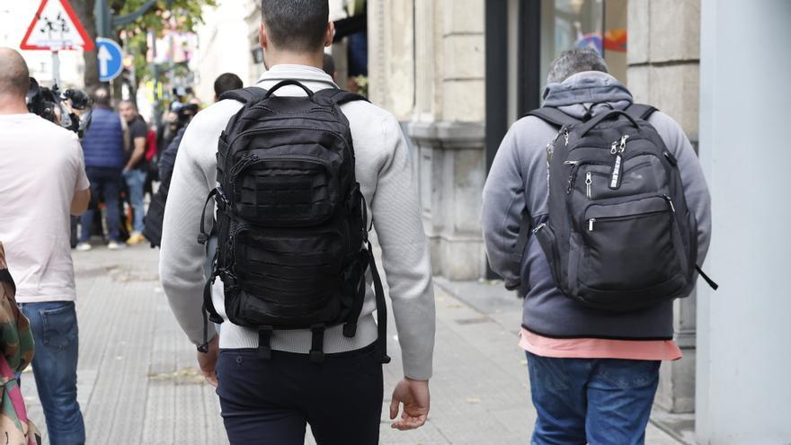 La UCO saca tres mochilas al terminar el registro de sede de Acciona en Bilbao