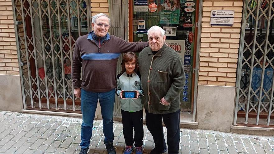 Un décimo del primer premio de la Lotería del Niño en Villafranca: "Una alegría muy grande", dice Serafín García, el lotero vendedor