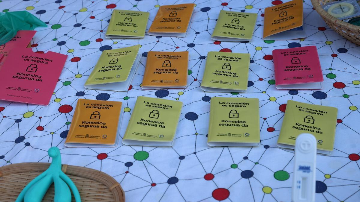 Mesa informativa de la Comisión Ciudadana Anti Sida de Navarra con motivo del Día Nacional de la prueba del VIH