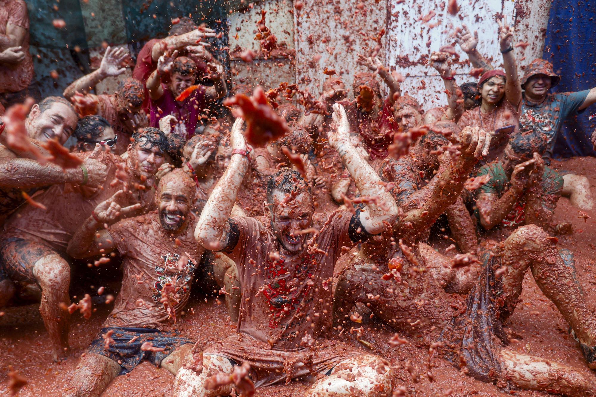 La Tomatina vuelve a teñir de rojo las calles de Buñol