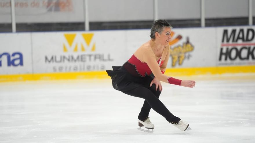 La patinadora Ainhoa Galdeano se cuelga la medalla de oro