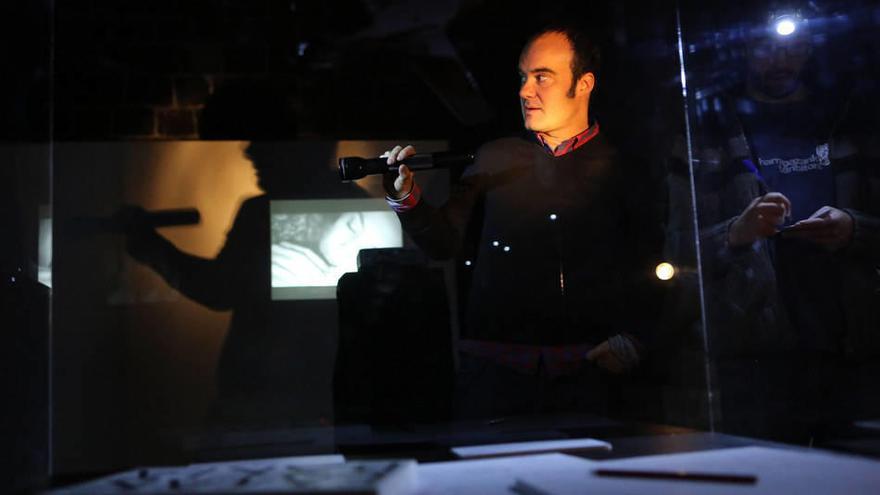 Oskar Alegria, linterna en mano, durante la visita a la exposición que realizó ayer para los medios de comunicación.