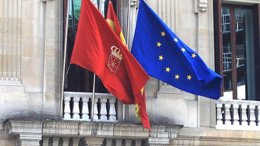 Banderas oficiales ondeando en el balcón del Parlamento de Navarra, incluida la europea.