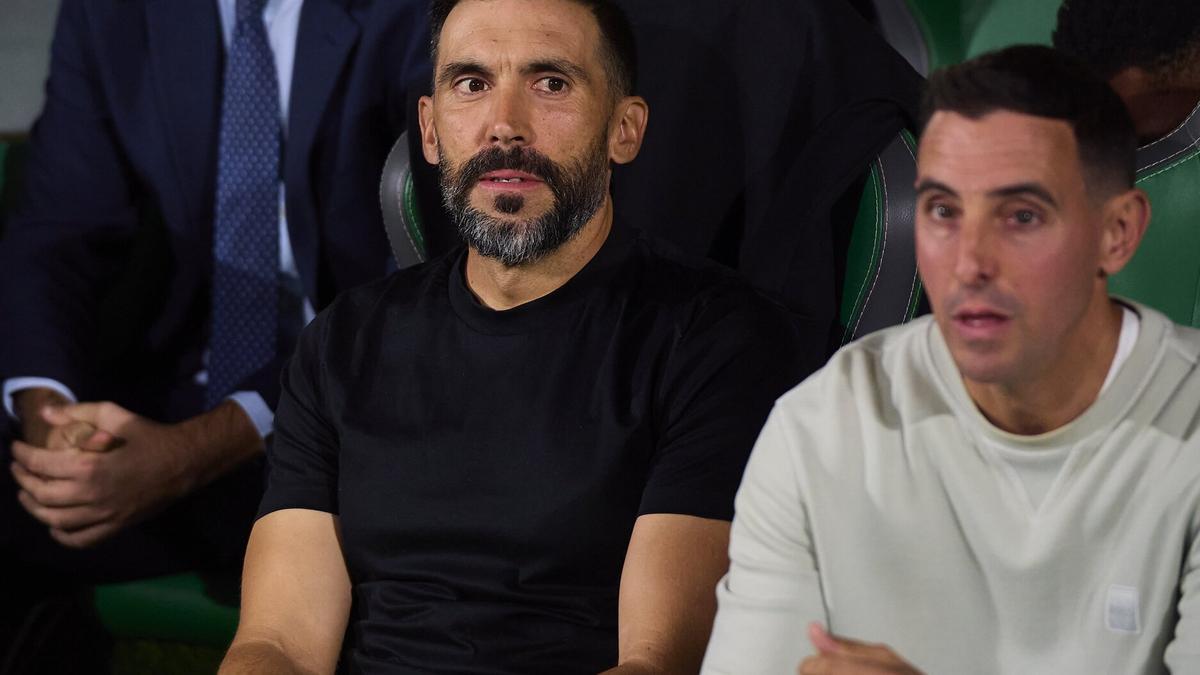 El entrenador del Elche, Eder Sarabia, durante el partido contra la Real Sociedad